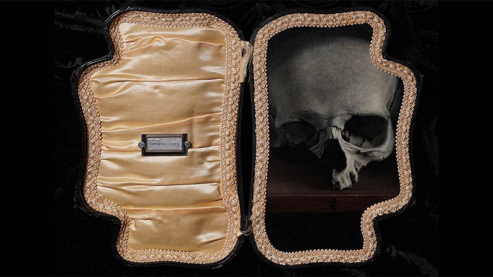 Memento Mori in Gold, oil on canvas panel in antique box 2023, 32x24cm (open)